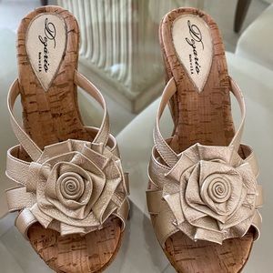 Dezario size 6 gold wedge